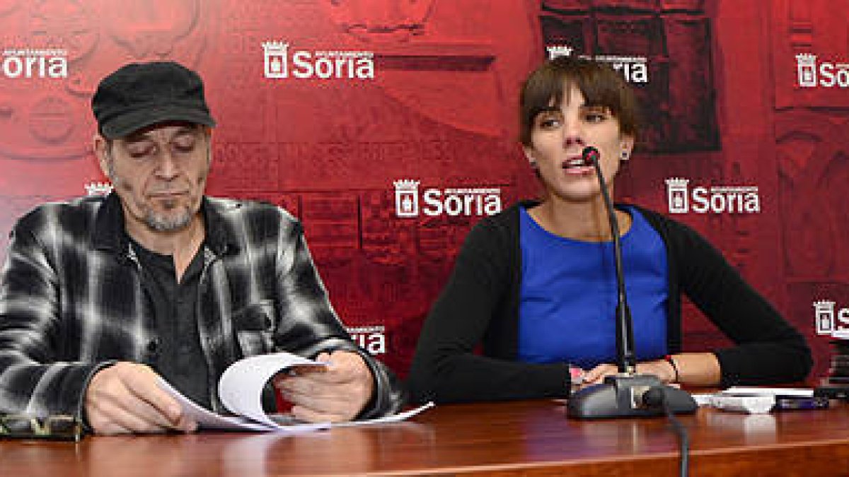El director del festival, Javier Muñiz, junto a la concejal de Juventud, Inés Andrés. / VALENTÍN GUISANDE-