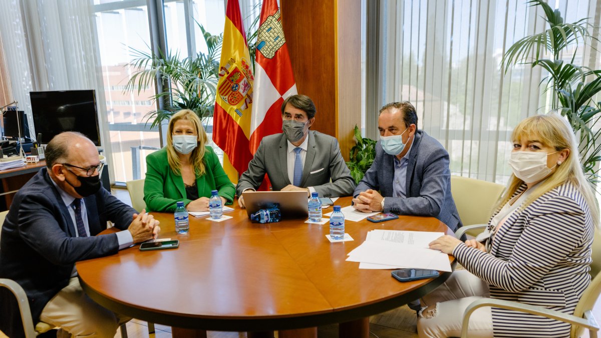 El consejero de Medio Ambiente, Juan Carlos Suárez Quiñones presenta el Proyecto Cúpula de la Energía en Soria.-ICAL