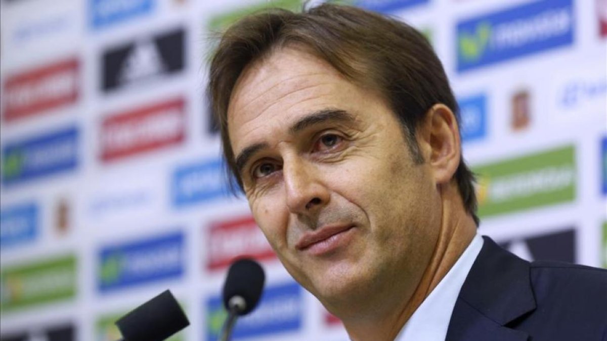 Julen Lopetegui, seleccionador español, ofrece la lista de convocados.-EFE / SERGIO BARRENECHEA