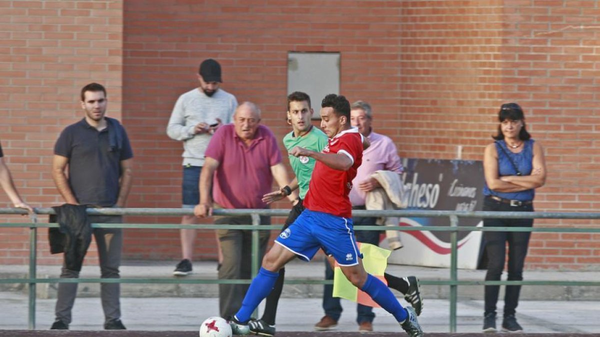 El Uxama está obligado a ganar hoy a domicilio.-Mario Tejedor