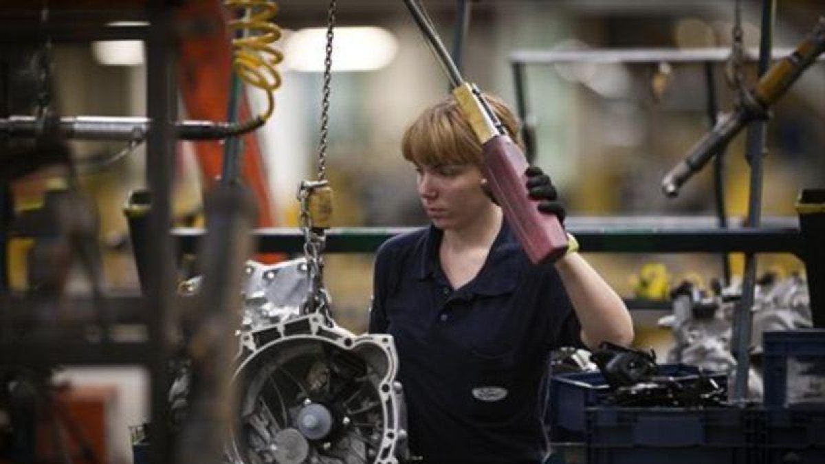 Una trabajadora en la cadena de montaje de Ford en Almussafes (Valencia).-MIGUEL LORENZO