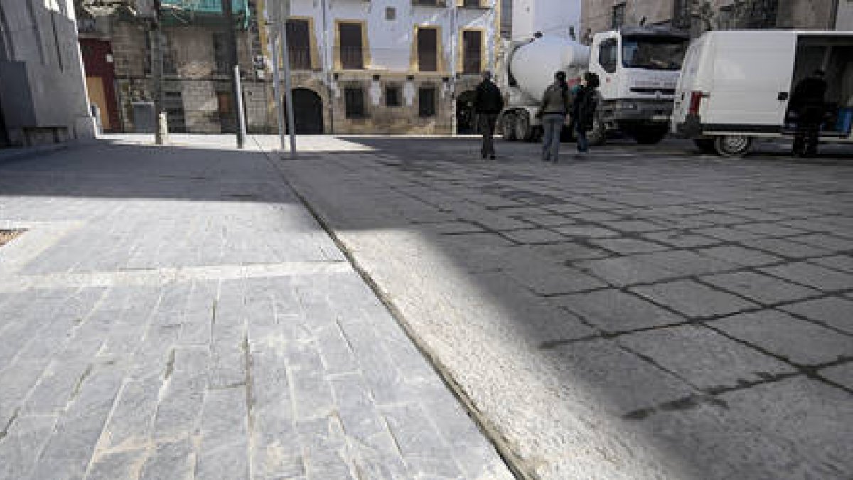 Imagen de la plaza San Clemente, más conocida como El Tubo, en la que se han eliminado los desniveles. / ÚRSULA SIERRA-