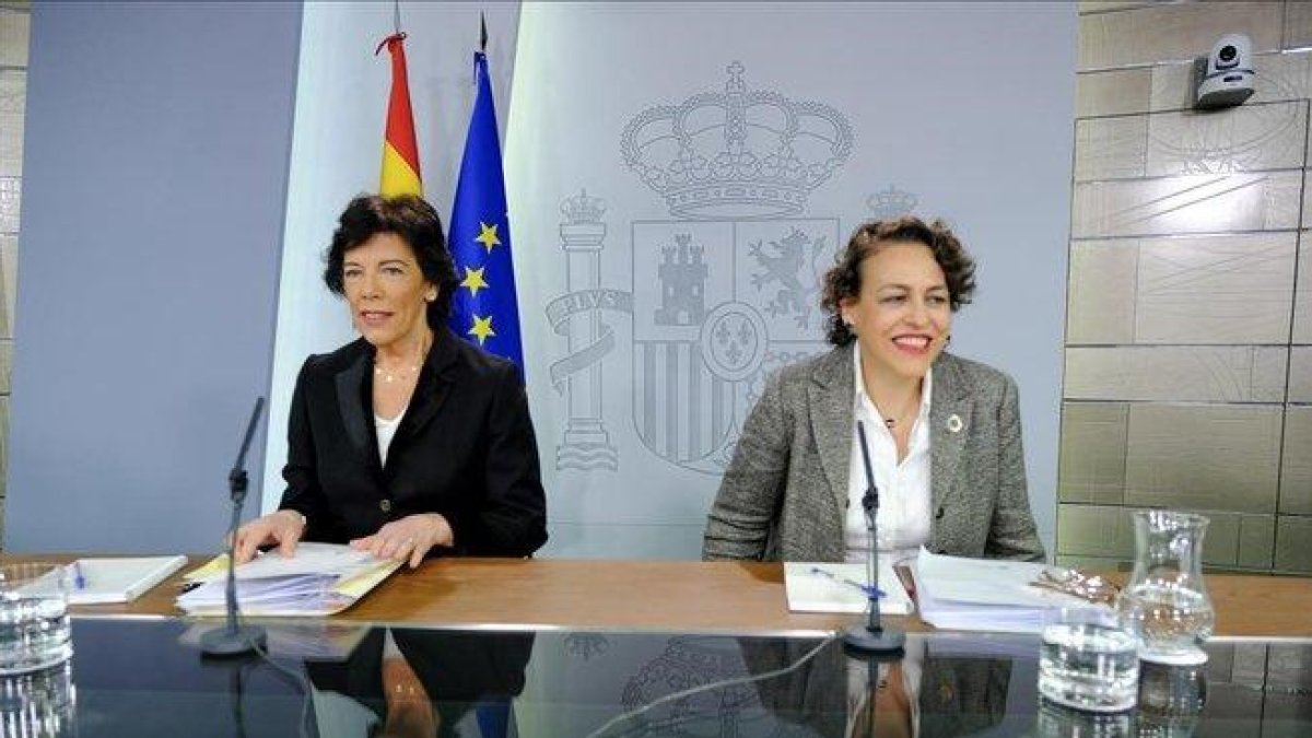 La portavoz del Gobierno, Isabel Celaá, junto a la ministra de Trabajo, Magdalena Valerio, a la derecha, en una imagen de archivo.-XAUME OLLEROS