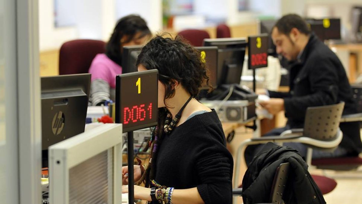 Un grupo de personas en la Oficina del Servicio Público de Empleo.-VALENTÍN GUISANDE