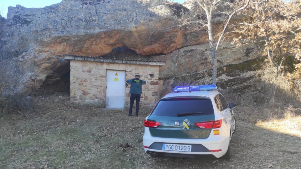 Una patrulla junto a las instalaciones afectadas. HDS