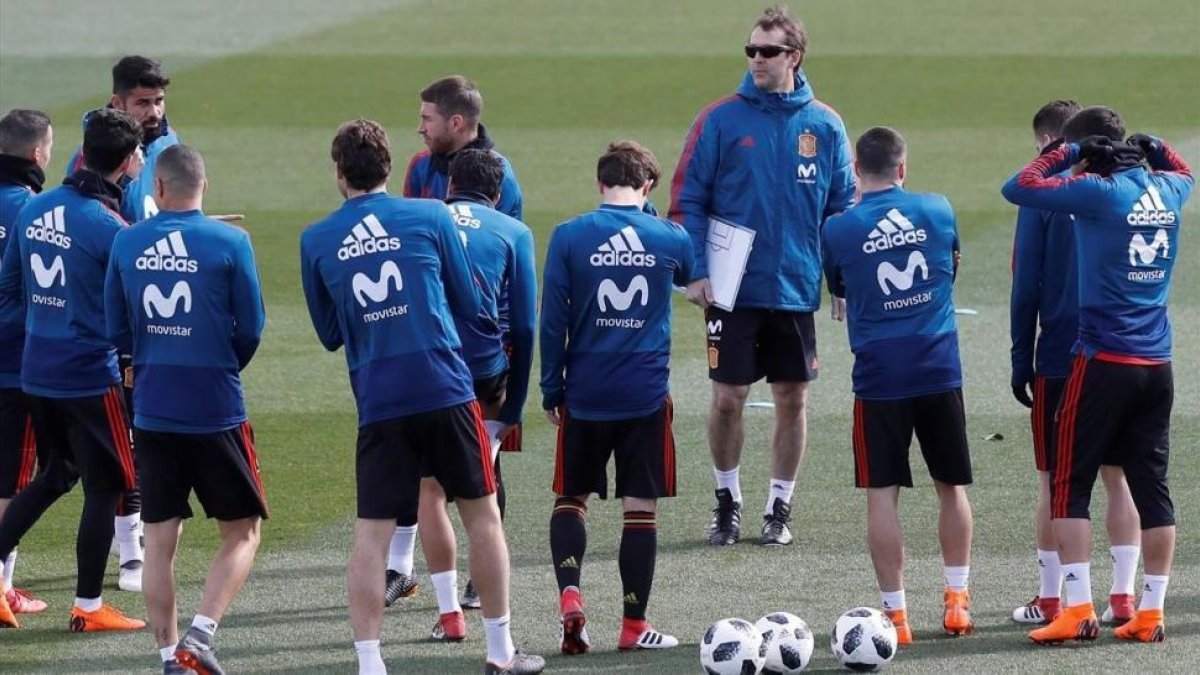 Julen Lopetegui, junto a sus jugadores en un entrenamiento de la selección española.-/ EFE / JUAN CARLOS HIDALGO