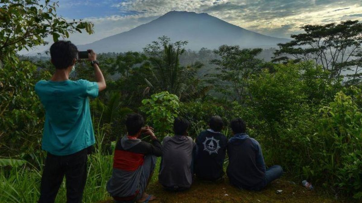 Un grupo de personas observa el volcán Agung en la isla de Bali.-AFP / SONNY TUMBELAKA