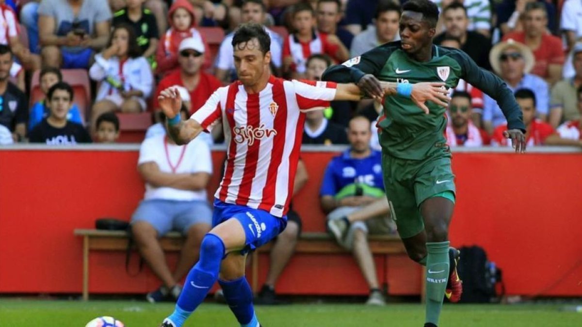 Amorebieta, del Sporting, pelea con Williams por un balon en El Molinón.-EFE / ALBERTO MORANTE
