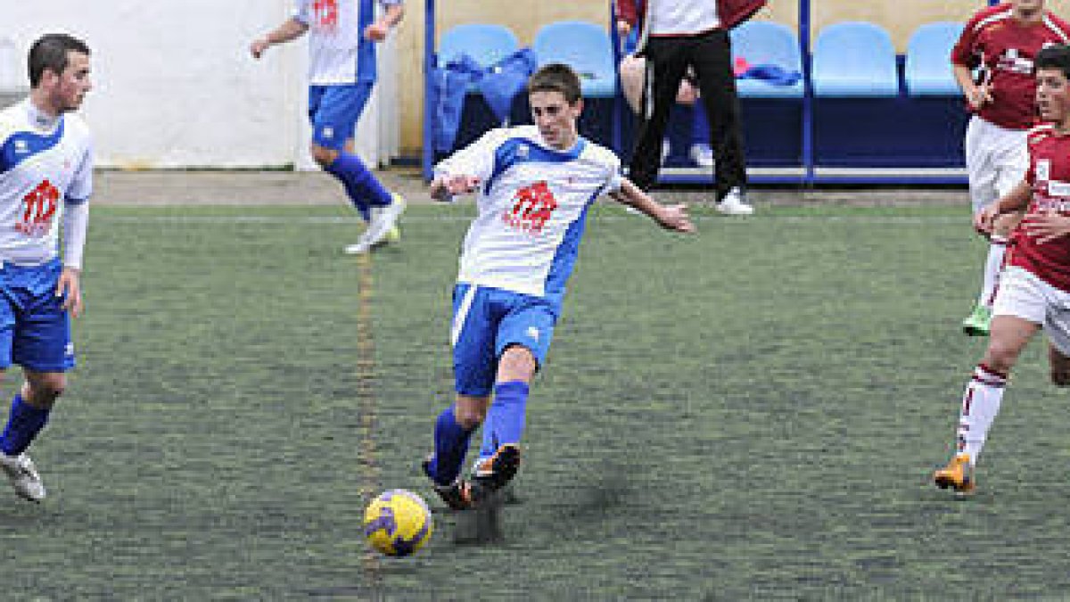 Un jugador del Calasanz durante un encuentro. / VALENTÍN GUISANDE-