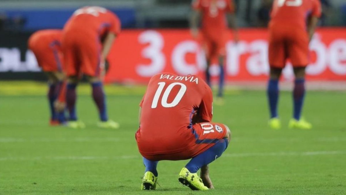 Los futbolistas de Chile, abatidos al final del partido ante Brasil-AP