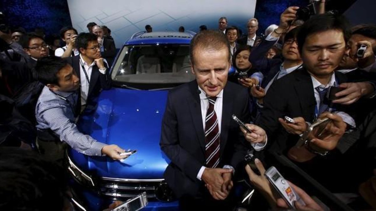 El director de la marca Volkswagen, Herbert Diess, atiende a la prensa tras la presentación del nuevo Tiguan GTE en la Tokyo Motor Show, este miércoles.-REUTERS / THOMAS PETER