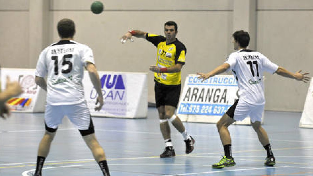 El Aranga inicia 2014 en la cancha de BM Arroyo. / Diego Mayor-