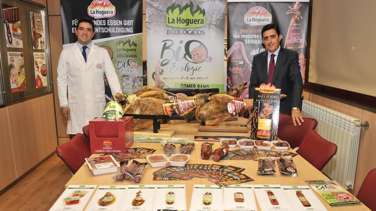 Gama de productos de Embutidos La Hoguera con su responsable Carlos Martínez Izquierdo a la derecha.-VALENTÍN GUISANDE