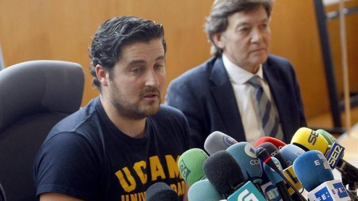 David Cal, durante la rueda de prensa en la que ha confirmado su retirada, en Cangas de Morrazo.-Foto:   EFE / SALVADOR SAS