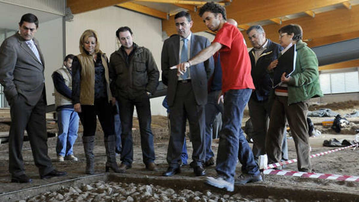 Pardo durante su visita al yacimiento./ÁLVARO MARTÍNEZ-