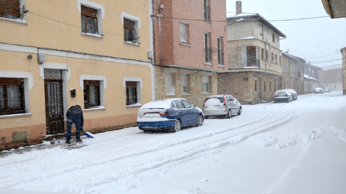 Una persona limpia la nieve con una pala en Duruelo. RAQUEL FERNÁNDEZ