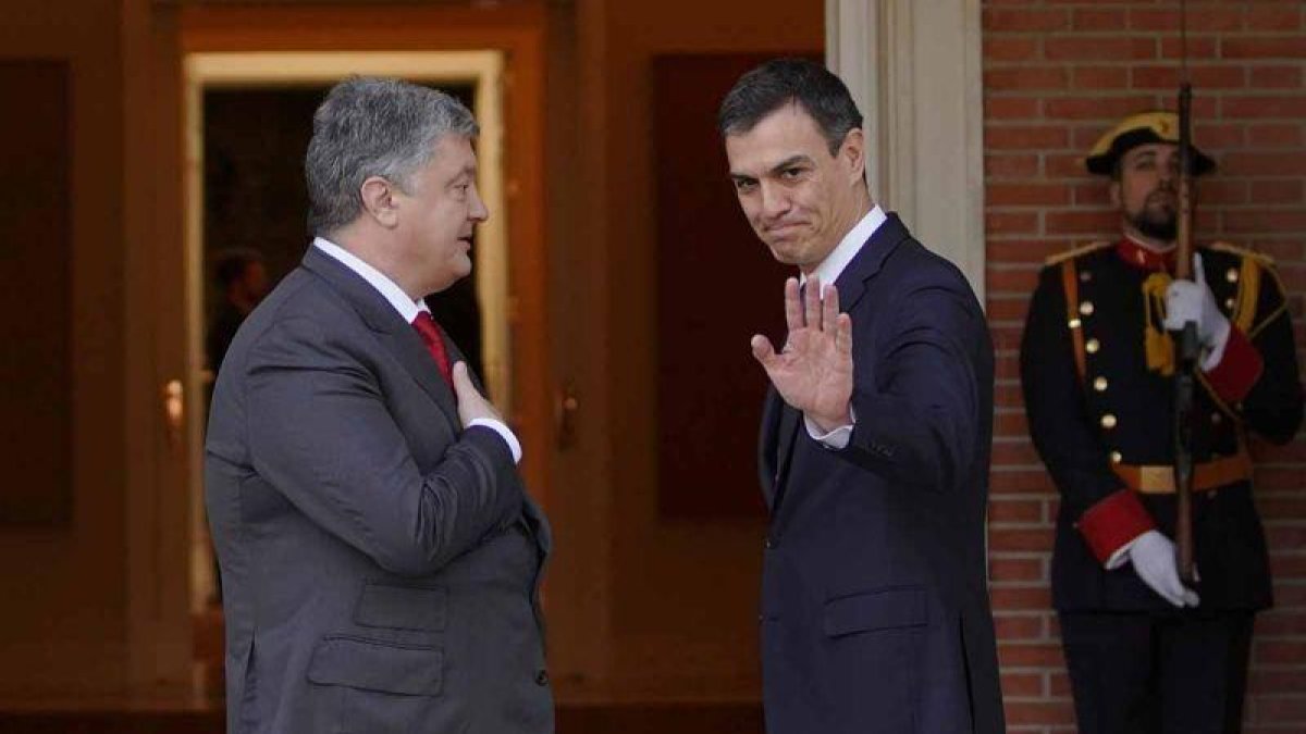 El presidente Sánchez ha recibido a Poroshenko al pie de la escalinata.-ATLAS