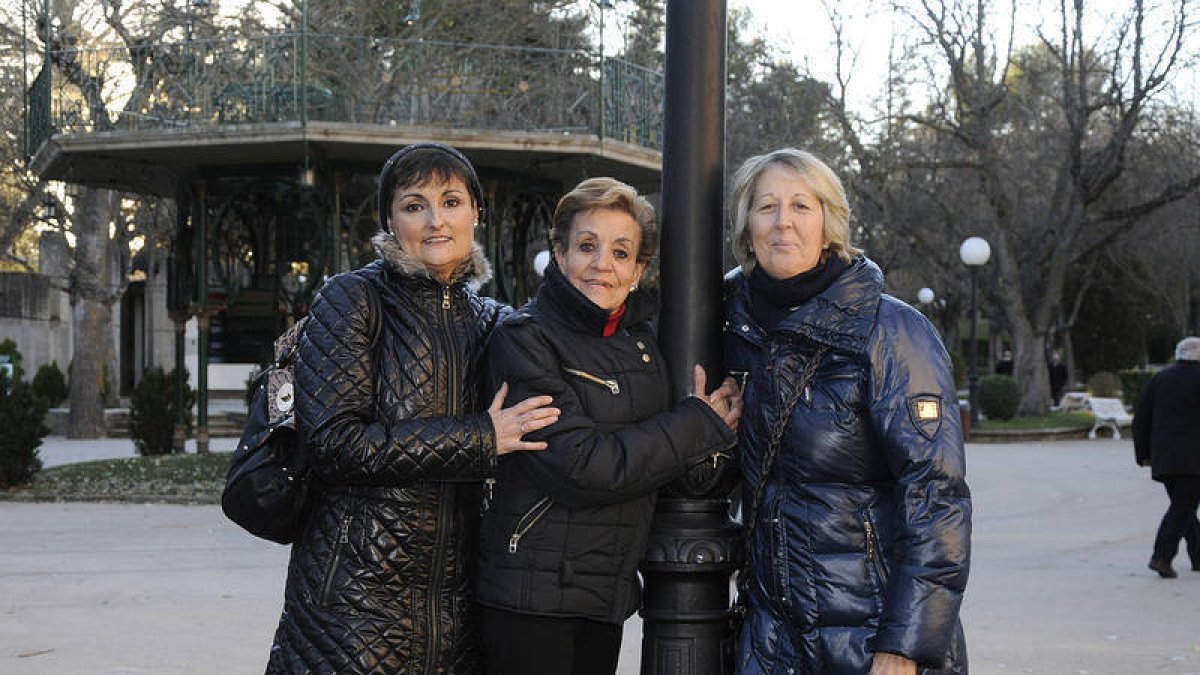 De izquierda a derecha, Ana Isabel Delgado, Rufina García del Amo y Matilde Piazuelo. / VALENTÍN GUISANDE-