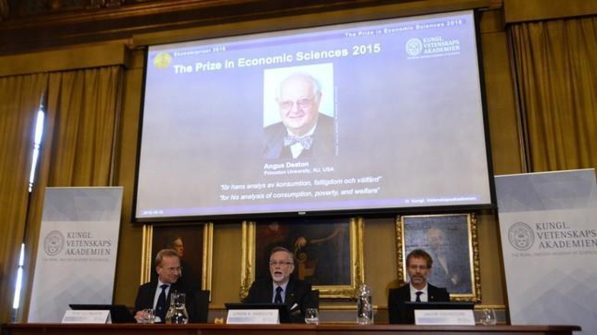 La Academia Sueca de las Ciencias ha anunciado que el Nobel de Economía de este año es el escocés Angus Deaton.-JONATHAN NACKSTRAND / AFP