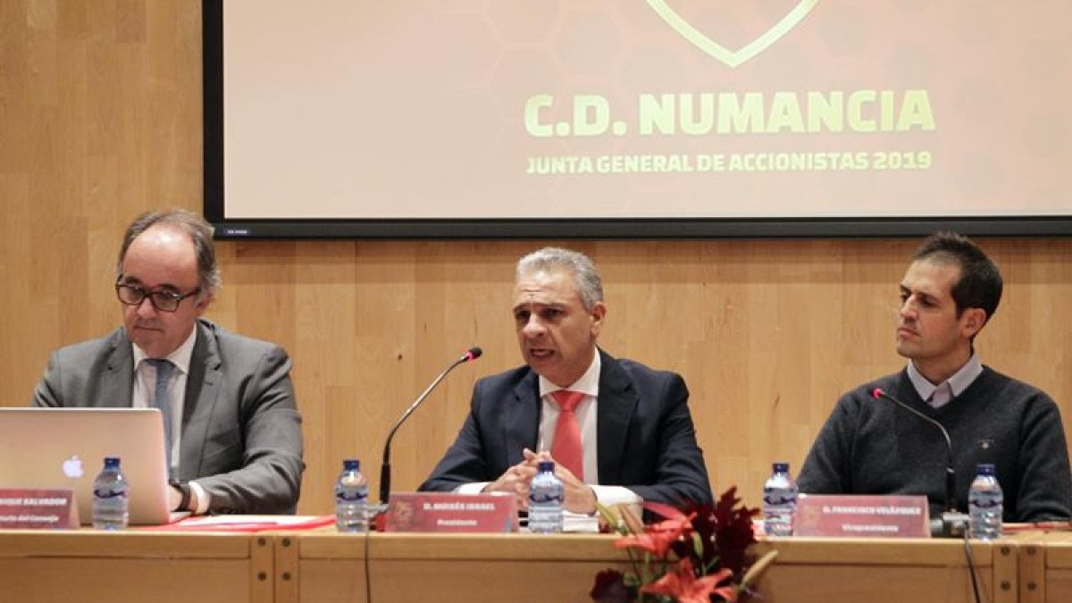 La Junta General de Accionistas del Numancia se celebró ayer en el Gaya Nuño.-LUIS ÁNGEL TEJEDOR