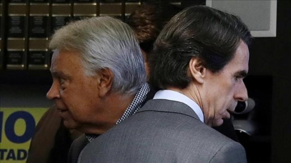 Felipe González y José María Aznar durante el acto por los tres años transcurridos del ingreso en prisión de Leopoldo López.-SERGIO BARRENECHEA