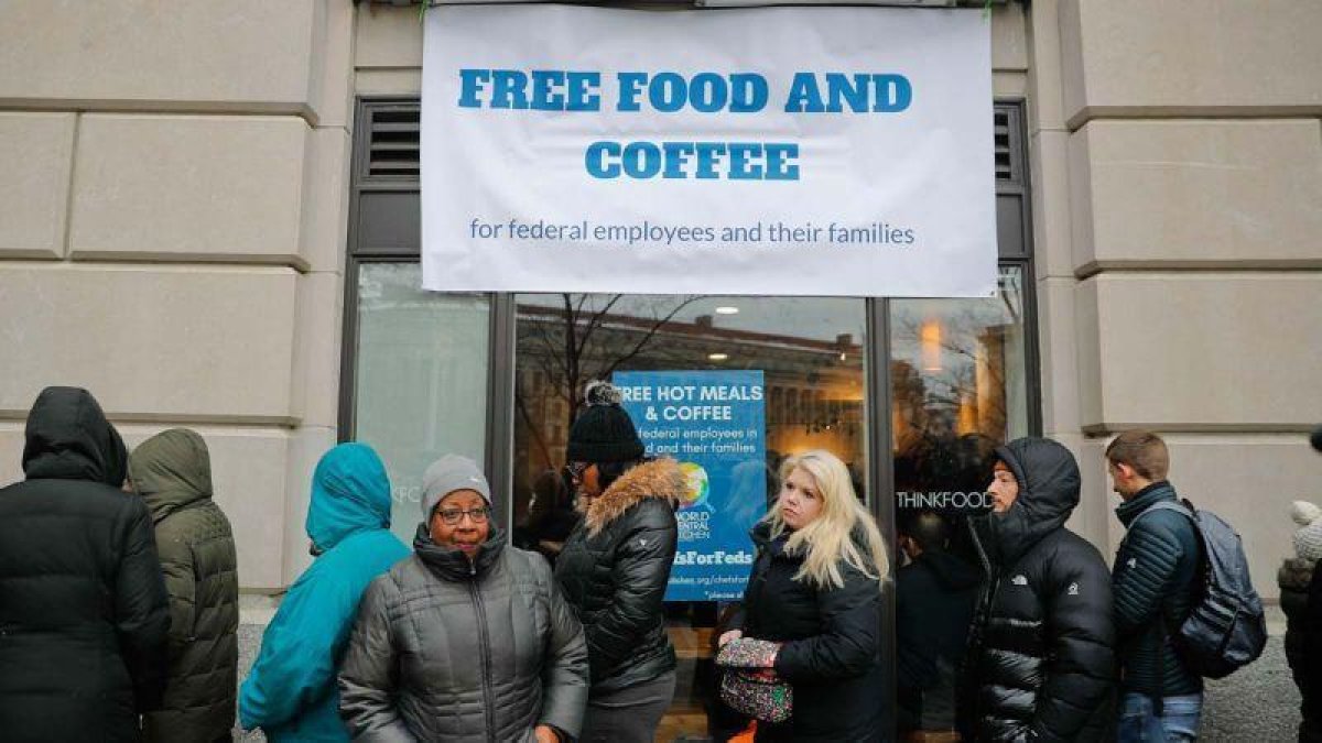 El chef José Andrés reparte comida a los funcionarios afectados por el cierre de la Administración Trump.-PABLO MARTÍNEZ MONSIVAIS/ AP