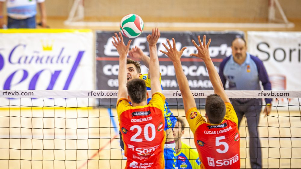 Río Duero Voley contra el CV Guaguas en el partido de la primera vuelta. MARIO TEJEDOR