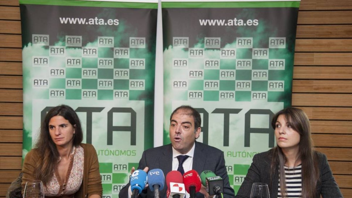 El presidente de ATA, Lorenzo Amor, junto con la vicepresidenta, Celia Ferrero (I) junto a Soraya Mayo, presidenta de ATA Castilla y León (D)-Ical