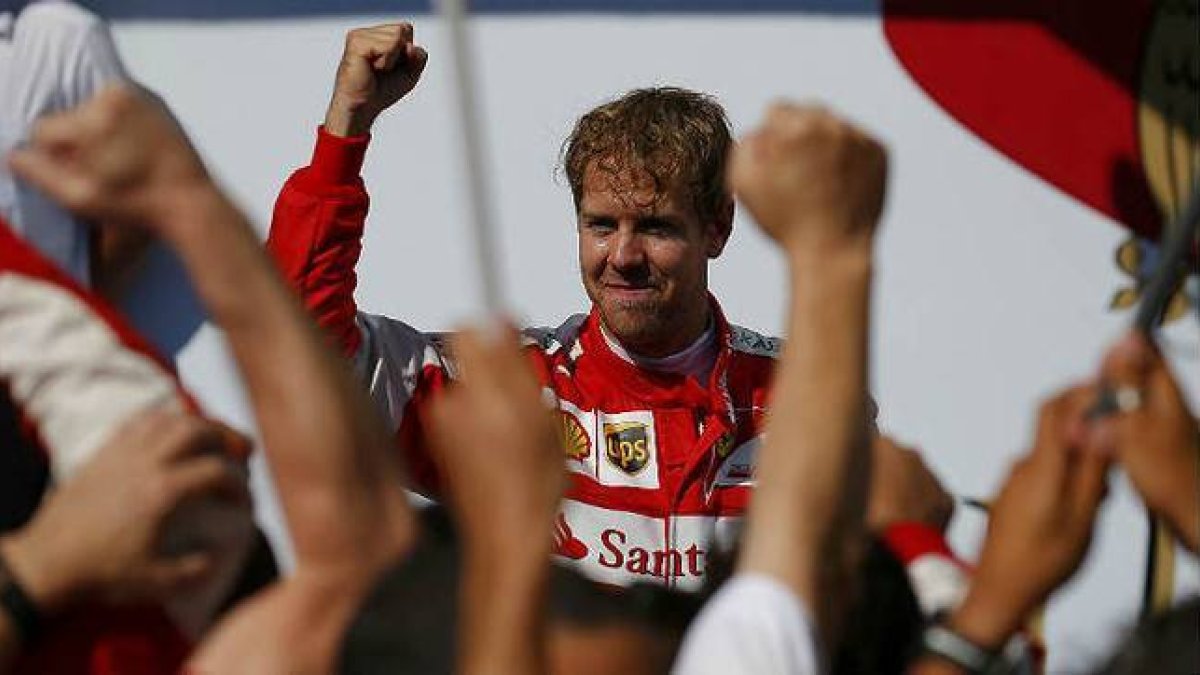 El ganador, Sebastian Vettel, celebrando su victoria en el Gran Premio de F1 en Hungría.-Foto: REUTERS / LASZLO BALOGH