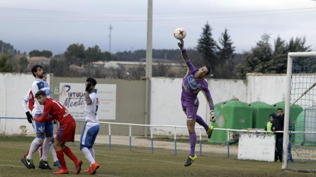 El meta adnamantino Andreas intenta despejar un balón, ayer, en el césped de La Arboleda.-LUIS ÁNGEL TEJEDOR