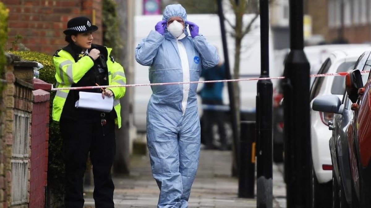 La policía acordona el lugar donde anoche falleció una joven de 17 años en Londres.-EFE