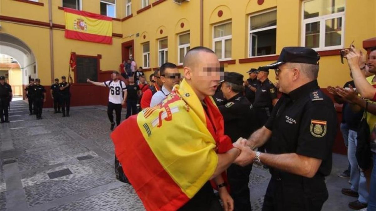 Un grupo de personas vitorea a agentes de la Policía que se desplazan de Córdoba a Catalunya por el 1-O-SANCHEZ MORENO