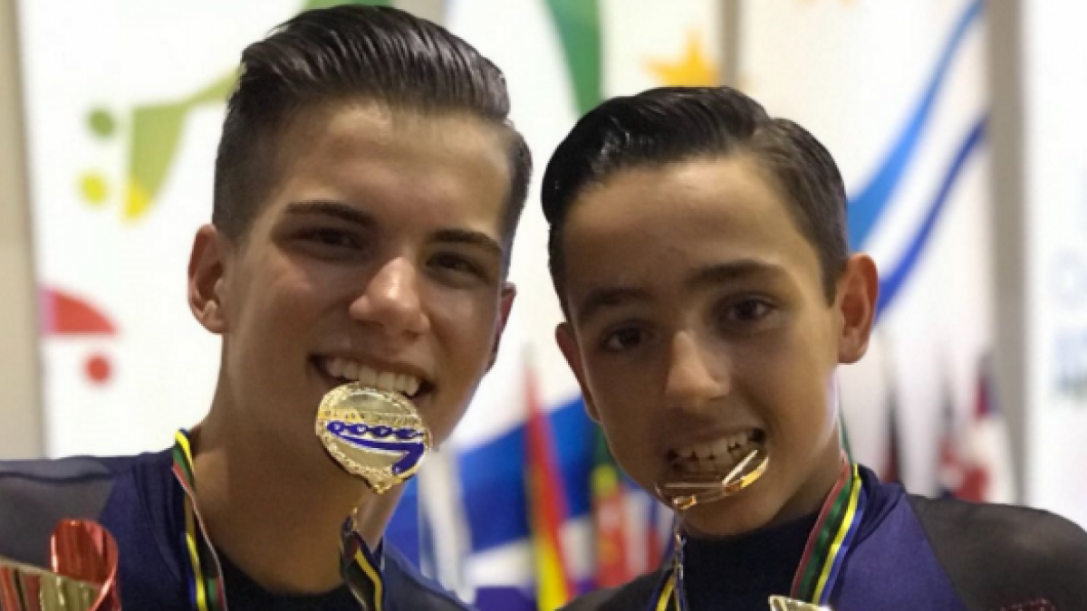 Hector Díez, a la derecha, con su medalla de oro.-RFEP