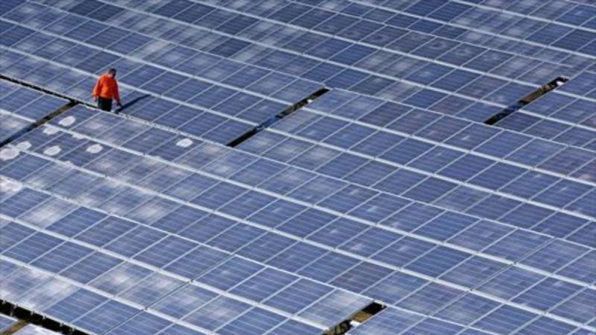 Paneles solares de Norsol en Villaldemiro (Burgos).-AFP PHOTO / CESAR MANSO