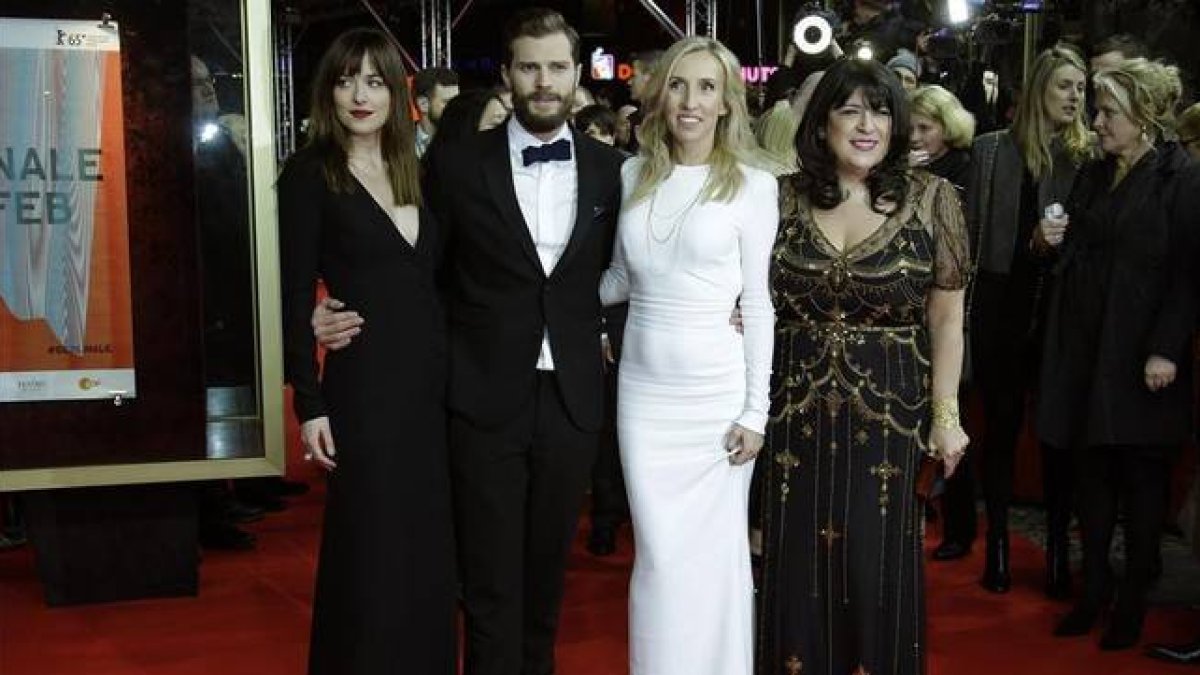 De izquierda a derecha, Dakota Johnson, Jamie Dornan, Sam Taylor-Johnson y E. L. James, en el Festival de Berlín 2015.-Foto: AP/ MICHAEL SOHN