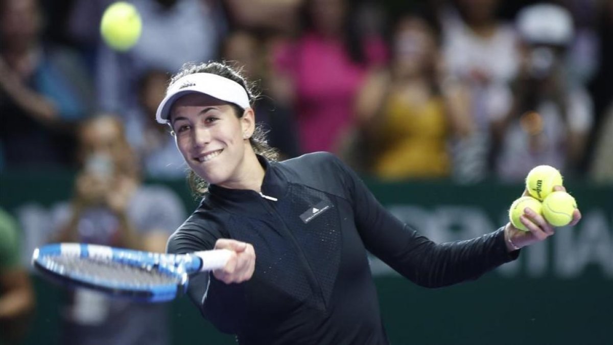 Garbiñe Muguruza, en un calentamiento de un partido en Singapur.-/ EFE / WALLACE WOON