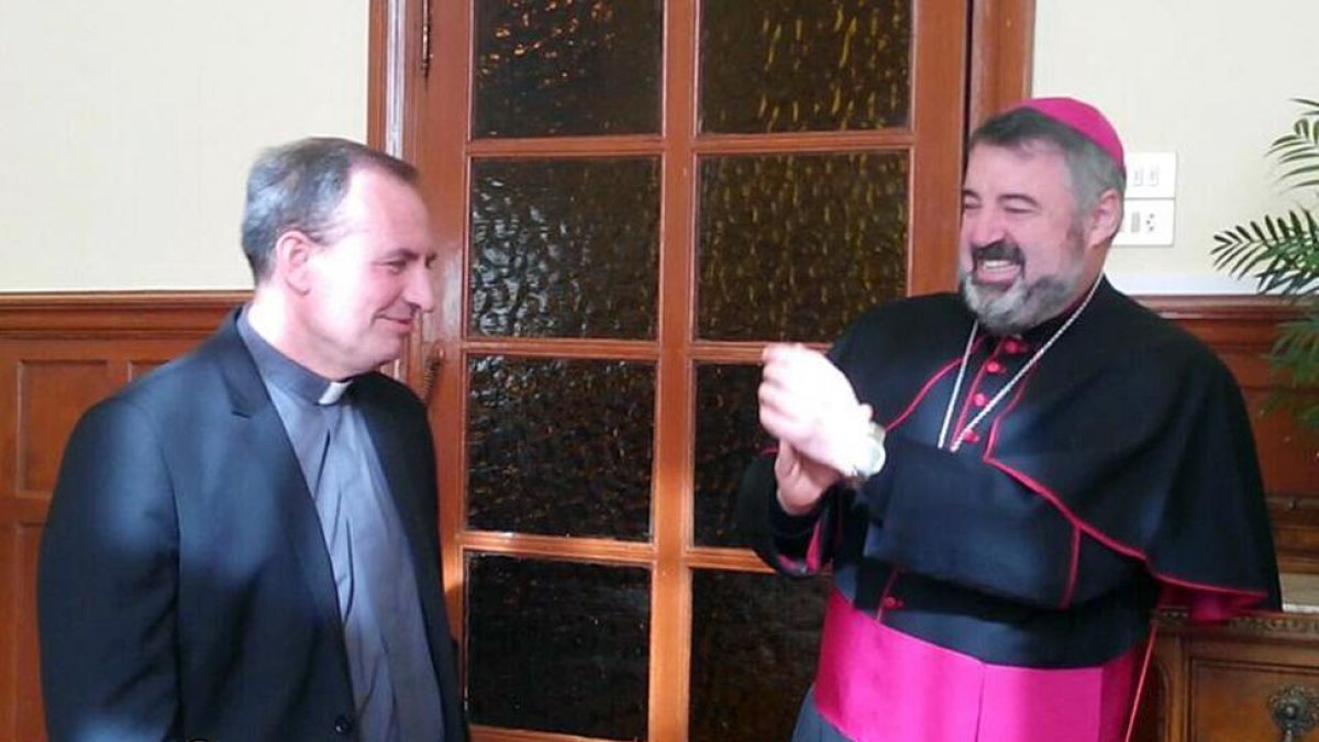 El obispo de Calahorra, Carlos Escribano, aplaude al recién nombrado Abilio Martínez.-D. S.