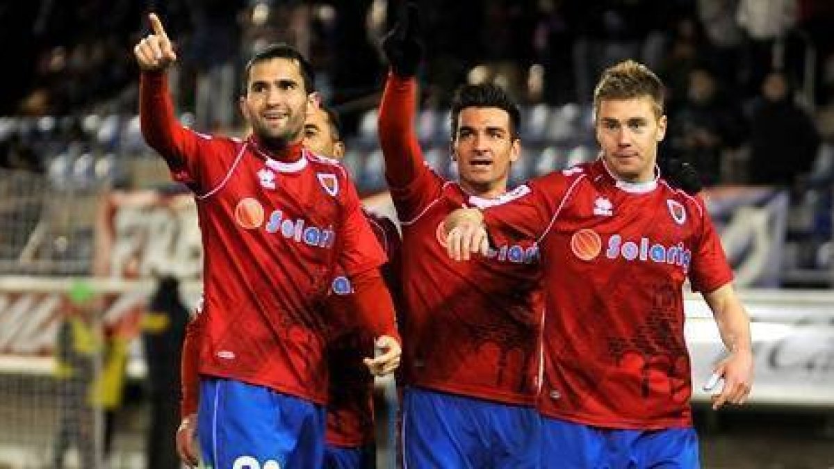 Los jugadores del Numancia celebran del 2-0 logrado por Vicente. / Diego Mayor-