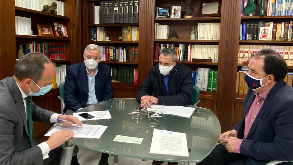 Los socios de Norma ayer en la firma en Notaría. -HDS