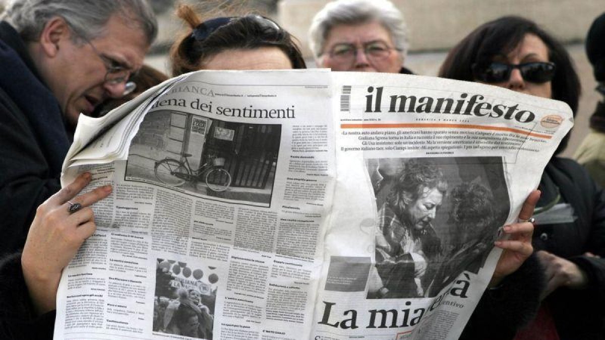 Una mujer leyendo el periódico italiano Il Manifesto.-AP / BEATRICE LARCO (AP)