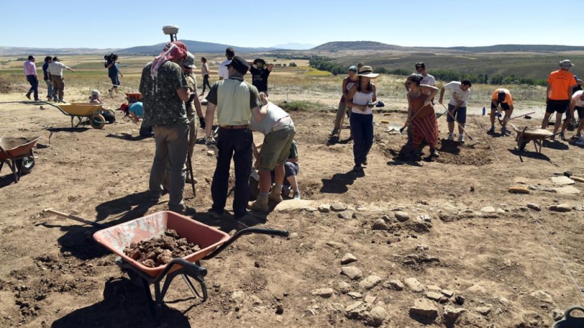 Trabajo de campo en el yacimiento de Numancia.-VALENTÍN GUISANDE