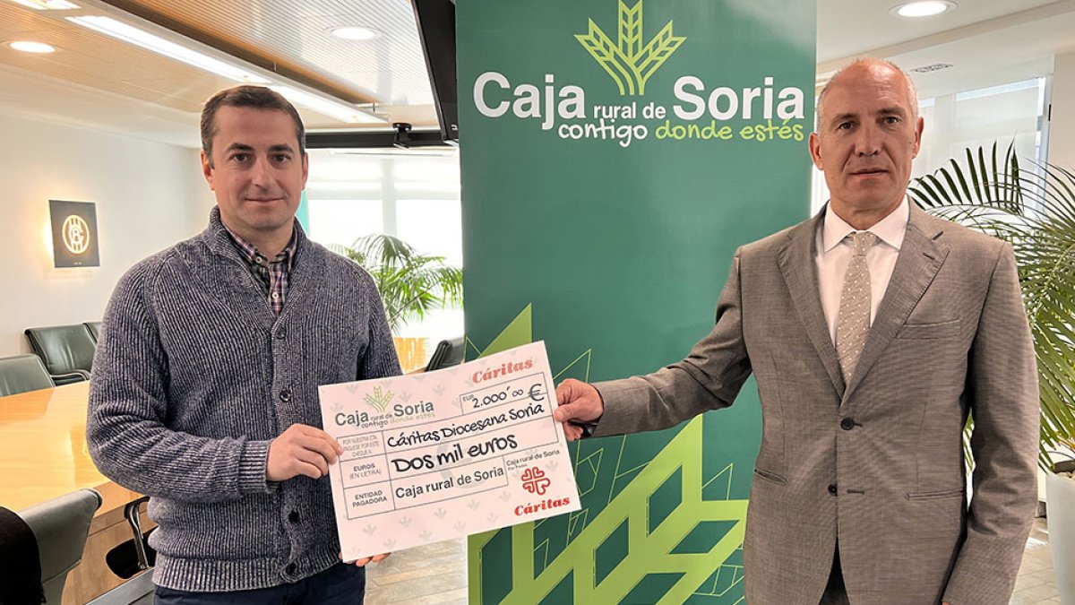 Alberto Martín, de Cáritas, e Ismael Ruiz, de Caja Rural de Soria.-HDS