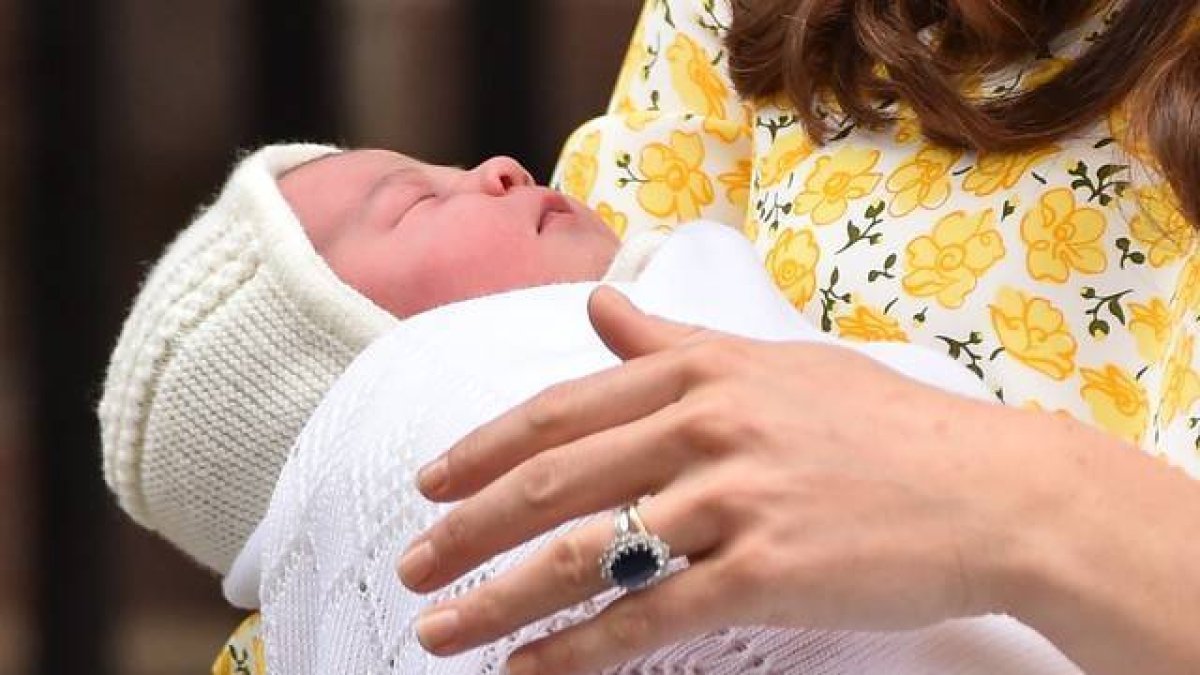 Carlota Isabel Diana en brazos de su madre, la princesa Catalina.-Foto: BEN STANSALL / AFP