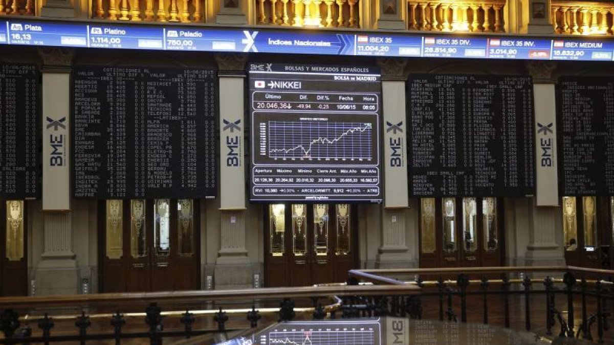 El principal indicador de la bolsa española, el IBEX 35, perdía un 0,69 % y los 10.900 puntos en los primeros compases de la sesión afectado por las dudas sobre Grecia y ajeno a los buenos resultados que ha presentado hoy Inditex. A las 09:12 horas, el se-Foto: EFE