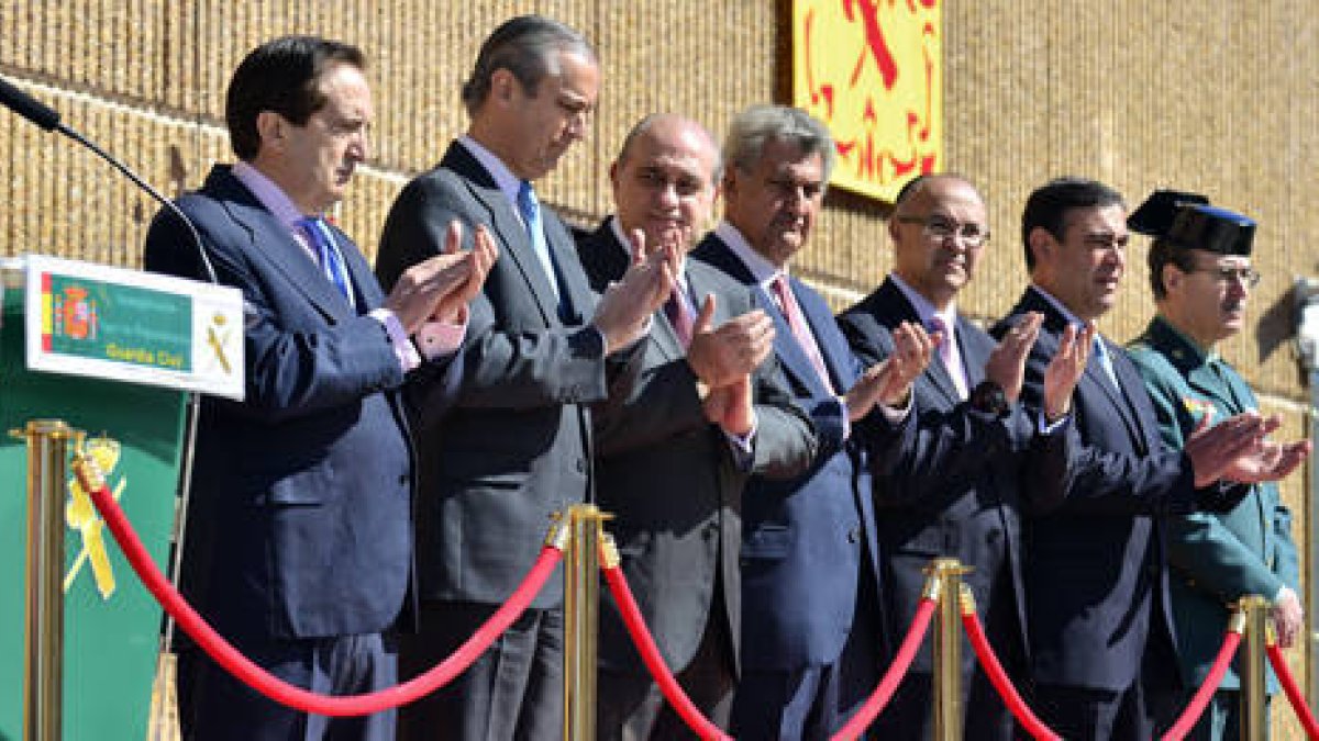 Lucas, Fernández, Fernández Diaz, Posada, Ruiz Medrano y Pardo, durante la inauguración del cuartel. / Á.M.-