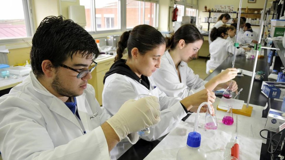 Alumnos del ciclo de grado superior Laboratorio de Diagnóstico Clínico, en el Politécnico, en una imagen del viernes.-VALENTÍN GUISANDE