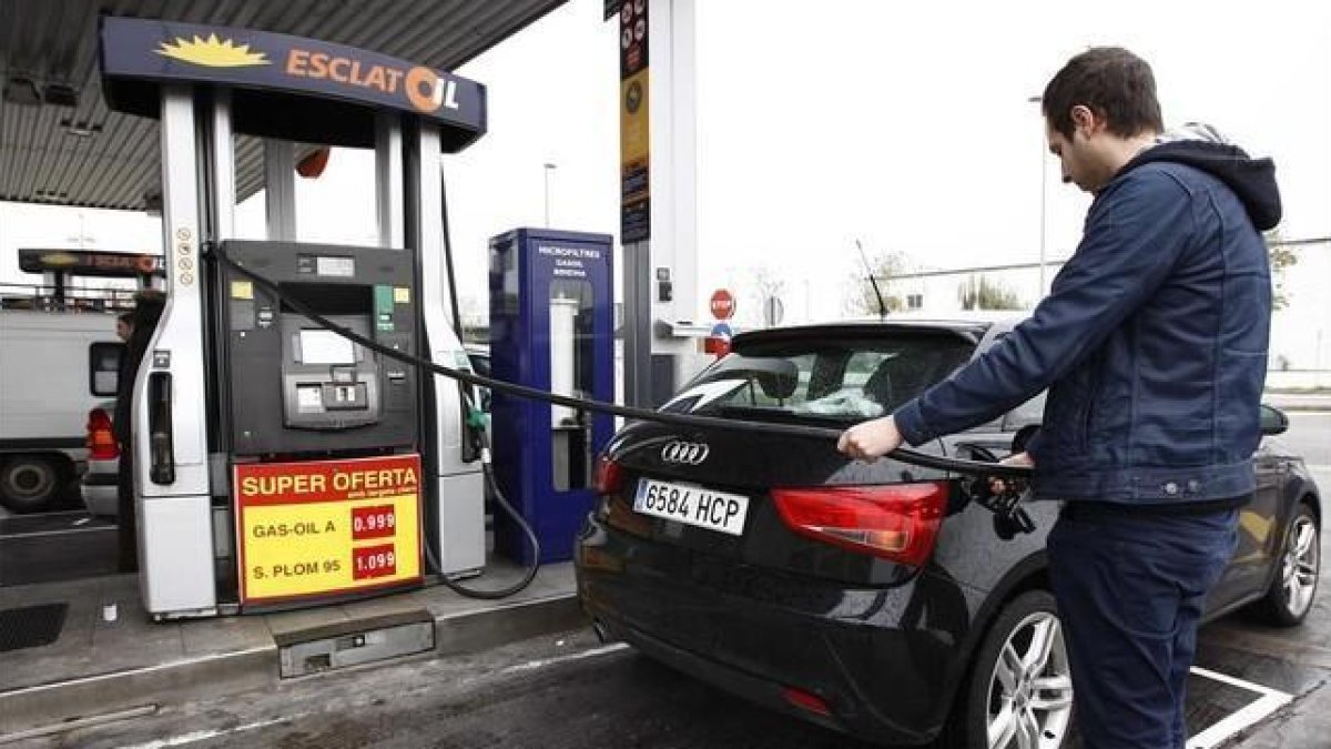 Repostaje en una gasolinera.-CONNA / PERE DURAN