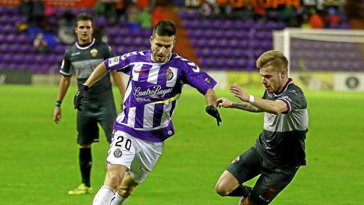 Manu del Moral durante un partido de esta temporada con el Real Valladolid.-DIARIO DE VALLADOLID
