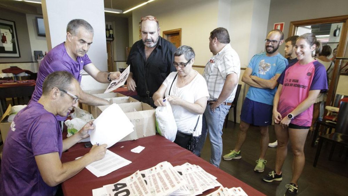 Los corredores de la Soria-Valonsadero pudieron recoger ayer sus dorsales.-LUIS ÁNGEL TEJEDOR