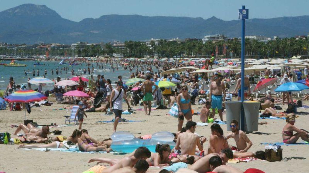 Cientos de personas se han acercado hoy a la playa de Levante de Salou, en Tarragona, en el primer fin de semana de las vacaciones de verano del mes de Julio.-EFE